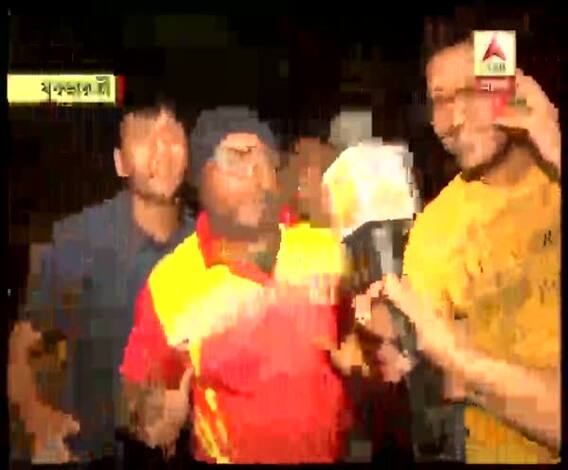 আই লিগের ফিরতি ডার্বিতেও প্রিয় দল জয় পাওয়ায় উচ্ছ্বসিত ইস্টবেঙ্গল সমর্থকরা, যুবভারতী ক্রীড়াঙ্গন থেকে তাঁদের উল্লাসের ছবি তুলে ধরেছেন এবিপি আনন্দর প্রতিনিধি অরিত্রিক ভট্টাচার্য
