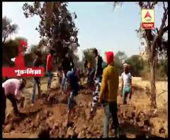 পুরুলিয়ার ঝালদায় নতুনডিহিতে নিজেরাই রাস্তা তৈরিতে হাত লাগালেন স্থানীয় বাসিন্দারা 
