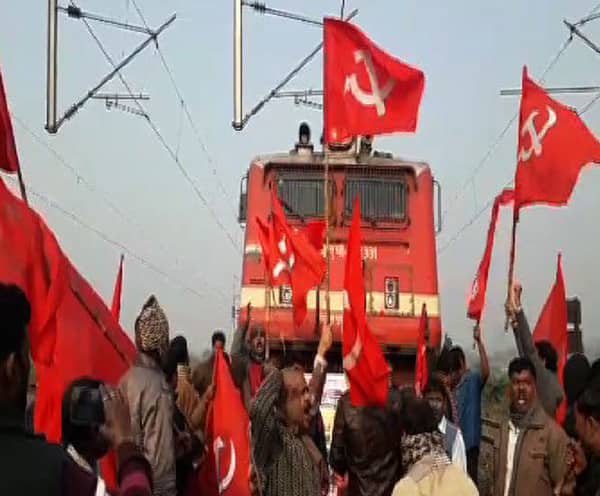ধর্মঘট: বিভিন্ন জায়গায় ট্রেন আটকে বিক্ষোভ, অবরোধ, পুলিশের সঙ্গে বন্ধ সমর্থনকারীদের ধস্তাধস্তি, ভোগান্তি যাত্রীদের ধর্মঘট: বিভিন্ন জায়গায় ট্রেন আটকে বিক্ষোভ, অবরোধ, পুলিশের সঙ্গে বন্ধ সমর্থনকারীদের ধস্তাধস্তি, ভোগান্তি যাত্রীদের