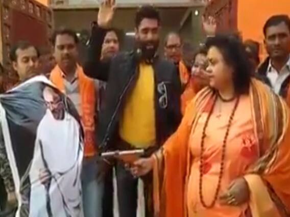Know truth behind sadhvi that shot Mahatma Gandhi's effigy | Election Viral