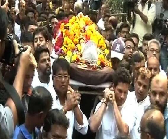 গুরুর শেষকৃত্যে কান্নায় ভেঙে পড়লেন শিষ্য, রমাকান্ত আচড়েকরের শেষকৃত্যে চোখের জলের বাঁধ ভাঙল সচিন তেন্ডুলকরের