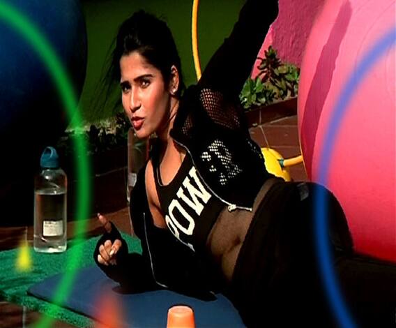 ফিটনেস রেজোলিউশন নিতে হলে সবার আগে তার সহজ পাঠটা জেনে নেওয়া দরকার, নিজেকে ফিট রাখতে কিছু শর্ত মেনে চলতে হয় যা জেনে নেব পূজারিনী ঘোষের সঙ্গে ফিটনেস ট্রেনার চিন্ময় রায়ের কাছ থেকে