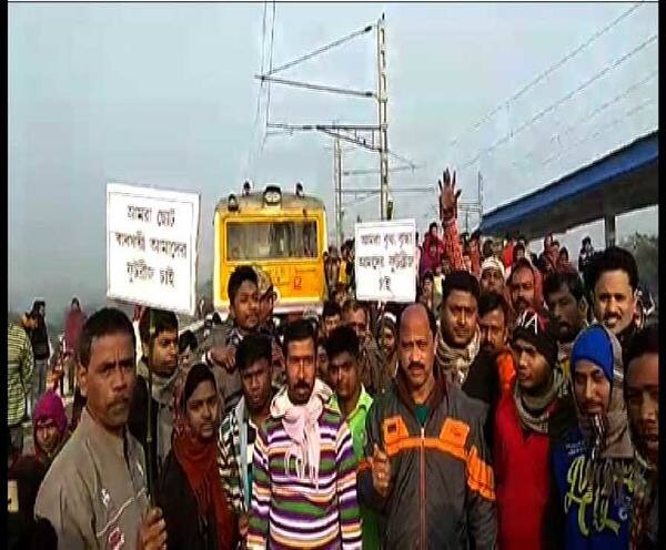 হাওড়ায় তুলোবোঝাই লরিতে আগুন, কালীনারায়ণপুরে রেল অবরোধে ভোগান্তি, ২৩ জেলার বাছাই খবর, সব জেলার সব খবর, এক ঝলকে হাওড়ায় তুলোবোঝাই লরিতে আগুন, কালীনারায়ণপুরে রেল অবরোধে ভোগান্তি, ২৩ জেলার বাছাই খবর, সব জেলার সব খবর, এক ঝলকে