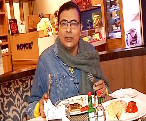 নতুন বছরে জাঁকিয়ে বসেছে শীত, শীতকাল মানেই মাফলার, শীতের জামা আর অবশ্যই পিকনিক আর খাওয়া দাওয়া, শীতের এক সকালে গায়ক সুরজিৎ বেড়িয়ে পড়লেন ব্রেকফাস্টের খোঁজে, দেখুন পেটপুজো