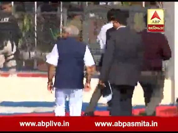 મોદી-રૂપાણી આગળ નીકળી ગયા ને નીતિન પટેલ આરામથી કોની સાથે વાત કરતાં કરતાં અંદર ગયા, જુઓ વીડિયો
