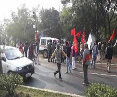 পূর্ব বর্ধমানের পালসিটে বিএ প্রথমবর্ষের পরীক্ষার্থীদের গাড়িতে হামলা-ভাঙচুরের অভিযোগ ধর্মঘটীদের বিরুদ্ধে