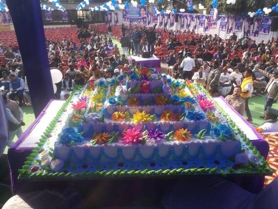 માયાવતીના બર્થ ડે પર લોકોએ કેક લેવા મચાવી લૂંટ, જુઓ વીડિયો
