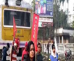 শিয়ালদা-রানাঘাট শাখায় নদিয়ার শিমুরালি স্টেশনে রেল অবরোধ, আটকে পড়ে ডাউন রানাঘাট ও আপ শান্তিপুর লোকাল