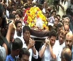 গুরু রমাকান্ত আচড়েকরের শেষকৃত্যে কান্নায় ভেঙে পড়লেন সচিন তেন্ডুলকর