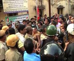 রাজ্যে আইনশৃঙ্খলা অবনতির প্রতিবাদে চুঁচুড়ায় কংগ্রেসের আইন অমান্য আন্দোলনে ধুন্ধুমার