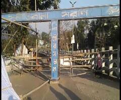 জলপাইগুড়ি শহরে করলা নদীর ওপরে জরাজীর্ণ দোলনা সেতু ভাঙার কাজ শুরু, নতুন সেতু তৈরির সিদ্ধান্ত রাজ্য সরকারের