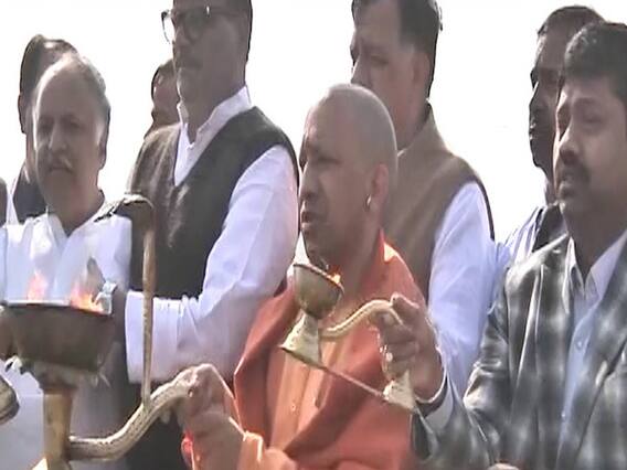 मास्टर स्ट्रोक: सीएम योगी के साथ यूपी के मंत्रियों ने संगम में डुबकी लगाई