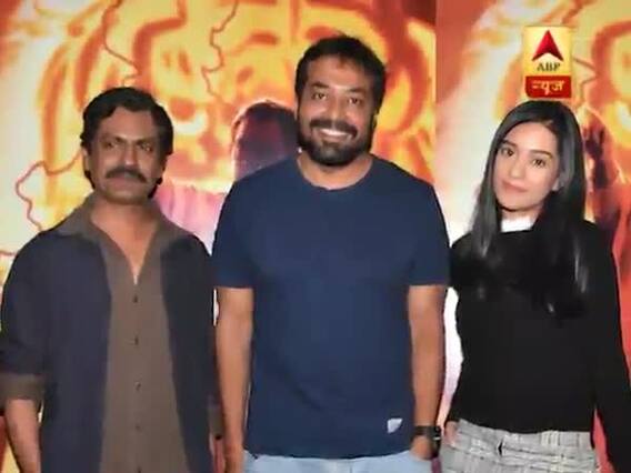 फिल्म 'ठाकरे' की रिलीज से खुश शिवसेना समर्थकों ने मनाया जश्न, सिनेमाहॉल को सजाया फूलों से