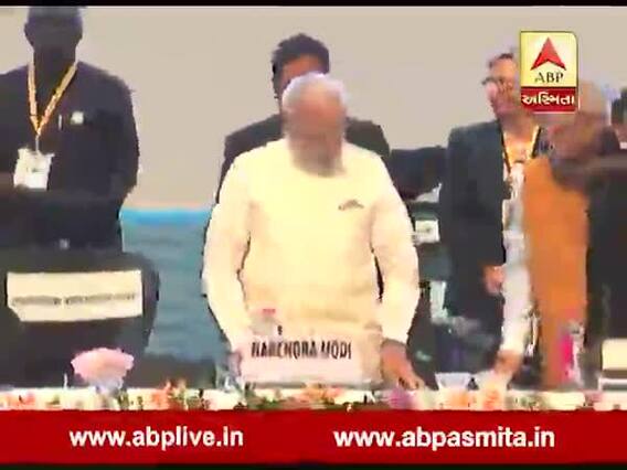 વિવિધ દેશના વડાઓને અભિવાદન કરતાં કરતાં વાઇબ્રન્ટ સમિટના સ્ટેજ પર પહોંચ્યા પીએમ મોદી, જુઓ વીડિયો 