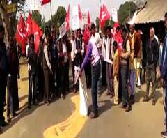 বাইশ কিলোমিটার দূরে কিষাণ মান্ডি, সরকারের কাছে গ্রামে এসে ধান কেনার দাবিতে রাস্তায় ধান ফেলে বিক্ষোভ কৃষকদের