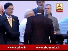 વાઈબ્રન્ટ સમિટમાં સ્ટેજ પર પીએમ મોદી કયા કયા બિઝનેસમેનને મળ્યાં? જુઓ વીડિયો