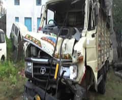নদিয়ার নাকাশিপাড়া থানার বেথুয়াডহরি যুগপুর রেলগেটের কাছে দাঁড়িয়ে থাকা লরির পিছনে ম্যাটাডোরের ধাক্কা, মৃত ২
