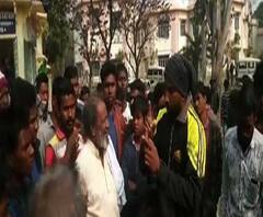 বীরভূমের শান্তিনিকেতনের বালিপাড়ায় মোড়লকে মারধরের অভিযোগ বোলপুর মহিলা থানার ওসি ও তাঁর গাড়িচালকের বিরুদ্ধে, প্রতিবাদে থানা ঘেরাও