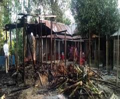 কোচবিহারের তুফানগঞ্জে দক্ষিণ ঘোঘার কুঠি গ্রামে বাড়িতে আগুন, ঝলসে মৃত্যু ৭ ছাগলের