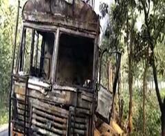 বীরভূমের মহম্মদবাজার থানার বৈদ্যনাথপুরের কাছে চলন্ত লরিতে আগুন, কোনওক্রমে লাফ দিয়ে নেমে প্রাণে বাঁচলেন চালক ও খালাসি