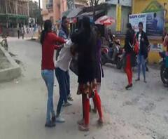 শিলিগুড়ি মহিলা কলেজের গেটের সামনে দুই তরুণীর চুলোচুলি
