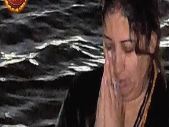 Hot News Full: केंद्रीय मंत्री स्मृति ईरानी ने पवित्र संगम में लगाई डुबकी