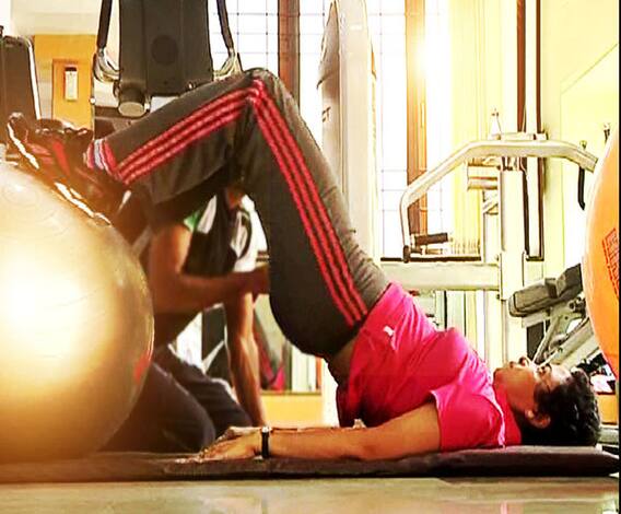 স্রেফ রোগটার নাম শুনলেই অনেকে ভয় পেয়ে যান, ক্যান্সার, আমাদের জীবনের চলার পথে এই রোগ এক দেওয়াল তুলতে পারে ঠিকই, কিন্তু অনমনীয় মনোভাব ও মানসিক কাঠিন্য দিয়ে এই দেওয়াল ভেঙে দেওয়া যেতে পারে, কীভাবে? জানানেল ফিটনেস ট্রেনার চিন্ময় রায়, দেখুন ‘ফিট তাই হিট’