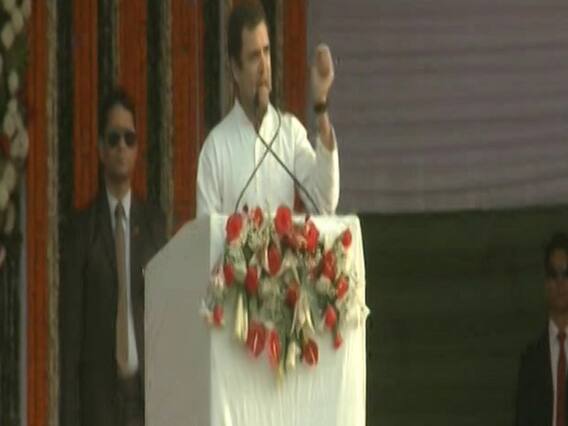 चुनावी मास्टर स्ट्रोक खेलते हुए राहुल गांधी ने हर गरीब को न्यूनतम आय देने का वादा किया