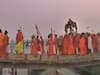 Kumbh 2019: Devotees brave cold & fog to take holy dip in Sangam 