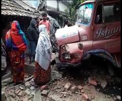 দক্ষিণ ২৪ পরগনার কাশীপুর থানার শ্যামনগরে নিয়ন্ত্রণ হারিয়ে ঘরে ঢুকে গেল বেপরোয়া ডাম্পার, মৃত বাবা-মেয়ে