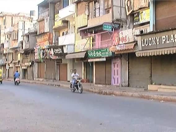 Pulwama Attack: શહીદોના માનમાં વડોદરામાં દુકાનો રહી બંધ, જુઓ વીડિયો