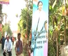 ঠাকুরনগরে মোদির কাট আউটের পাশাপাশি ছেয়ে গিয়েছে তৃণমূল কংগ্রেসের পোস্টার-ব্যানার-হোর্ডিংয়ে