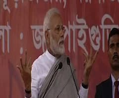 চিটফাণ্ড দুর্নীতি তদন্ত নিয়ে এত ভয় কেন মমতার? দুর্নীতিগ্রস্তদের বাঁচাতে কোথায় কোথায় আর ধর্না দেবেন? গরীব মানুষকে যাঁরা লুঠ করেছেন, আইন তাদের ছাড়বে না, ময়নাগুড়ির সভা থেকে আক্রমণ মোদির
