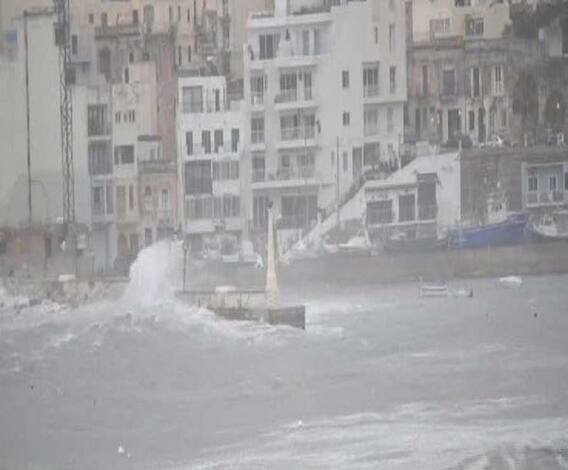 প্রবল ঝড়ে লণ্ডভণ্ড মাল্টা দ্বীপপুঞ্জ