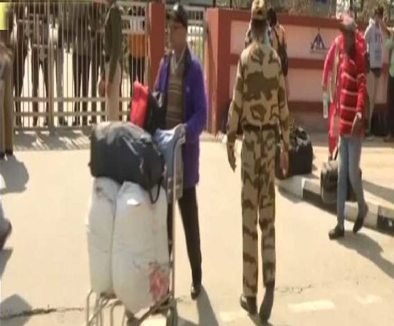 দেশের ৬টি বিমানবন্দরে সব উড়ান বন্ধ, বন্ধ শ্রীনগর, জম্মু, লেহ, পঠানকোট, অমৃতসর ও চন্ডীগড় বিমানবন্দরের বাণিজ্যিক উড়ান