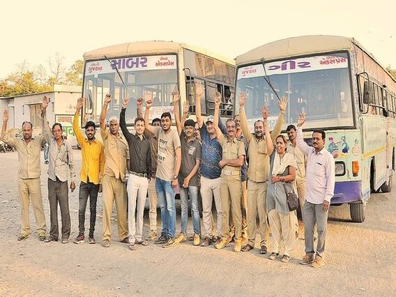 ગુજરાતમાં STની હડતાળઃ રાજકોટ બસ સ્ટેન્ડમાં બસોનો ખડકલો, વિદ્યાર્થીઓ અટવાયા, જુઓ વીડિયો