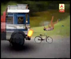 পূর্ব বর্ধমানের গলসিতে বালিবোঝাই লরির ধাক্কায় সাইকেল আরোহী প্রৌঢ়ের মৃত্যু, সরকারি কর্মীদের তাড়া খেয়ে পালাতে গিয়েই দুর্ঘটনা, অভিযোগ গ্রামবাসীদের, পুলিশকে ঘিরে বিক্ষোভ