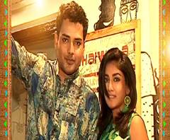 কাজের ফাঁকে শপিং করবেন ভেবেছেন দেবলীনা-তথাগত। যেরকম ভাবা সেরকম কাজ। দু’জনে পৌঁছে গেলেন এক ফ্যাশন স্টুডিওয় বেছে নিলেন নিজেদের পছন্দমতো পোশাক