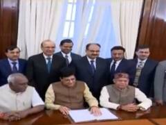 बजट 2019: वित्त मंत्रालय के लिए घर से निकले केंद्रीय मंत्री पीयूष गोयल, आज पेश करेंगे अंतरिम बजट