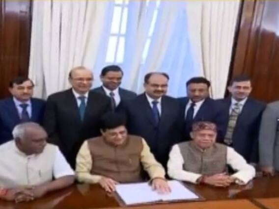 बजट 2019: वित्त मंत्रालय के लिए घर से निकले केंद्रीय मंत्री पीयूष गोयल, आज पेश करेंगे अंतरिम बजट