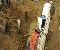 পুরুলিয়ার বান্দোয়ান থানার আকুড়া গ্রামের কাছে পিক আপ ভ্যান উল্টে গুরুতর জখম চালক ও খালাসি