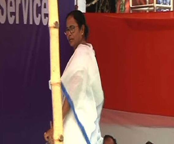 ধর্না মঞ্চের পাশেই অস্থায়ী কার্যালয় তৈরি করে মন্ত্রীসভার বৈঠক, পুলিশের পদকপ্রদান অনুষ্ঠান-সহ একাধিক কর্মসূচি মুখ্যমন্ত্রী মমতার