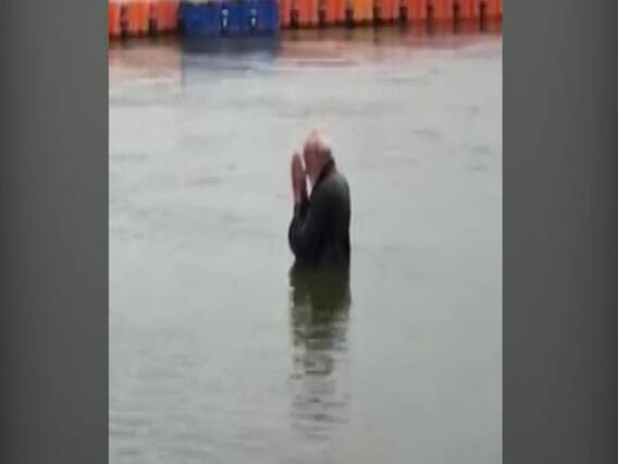 प्रयागराज: कुंभ पहुंचे पीएम मोदी, संगम में लगाई आस्था की डुबकी, पुलवामा के शहीदों के लिए की प्रार्थना