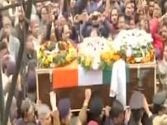 દેહરાદૂનઃ IED હુમલામાં શહીદ થયેલા મેજર બિષ્ટના રાજકીય સન્માન સાથે અંતિમસંસ્કાર, જુઓ વીડિયો