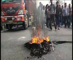 কাঠ ব্যবসায়ীদের আন্দোলনে বুধবার সকাল থেকে উত্তপ্ত শিলিগুড়ির শিবমন্দির এলাকা, বন দফতরের অভিযান নিয়ে বিক্ষোভ