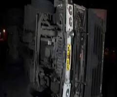 পুলিশের তোলা চাওয়া এড়াতে লরি উল্টে দুর্ঘটনার অভিযোগকে কেন্দ্র করে দুর্গাপুরের কোকওভেন থানা এলাকায় উত্তেজনা, পথ অবরোধ স্থানীয়দের