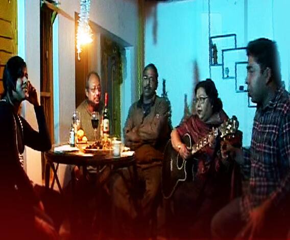 শীতের প্রায় বিদায় নেওয়ার পালা, আর বিদায় যদি বারবিকিউ চিকেন বা কাবাব দিয়ে করা যায় তাহলে তো আর কথাই নেই! হাল্কা ঠাণ্ডায় খোলা আকাশে তারই প্রস্তুতি নিচ্ছেন অঞ্জন দত্ত, সঙ্গে নীল ও তাঁর স্ত্রী ছন্দা, দেখুন পেটপুজো