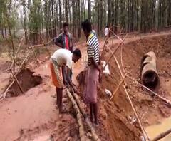 রাতভর লাগাতার বৃষ্টিতে মেদিনীপুর-ঝাড়গ্রাম রাজ্য সড়কে ধস, বন্ধ যান চলাচল