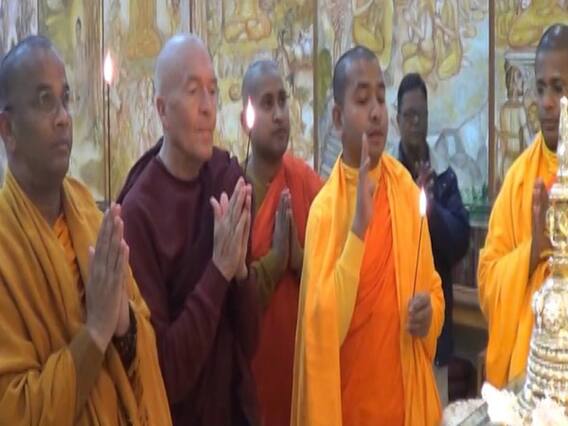 पुलवामा आतंकी हमला: शहीदों को श्रद्धांजलि देने के लिए बिहार के गया में बौद्ध भिक्षुओं ने की विशेष पूजा