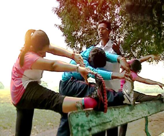 আমাদের এই দ্রুত গতির জীবনে অন্যতম ভরসা ‘চার চাকা’, বাড়ি থেকে অফিস-ই হোক বা উইকএন্ডে লং ড্রাইভ-ই হোক ভরসা কিন্তু গাড়ি, যাঁরা বেশিক্ষণ ড্রাইভ করেন তাঁরা পিঠ, কোমরের সমস্যায় ভোগেন, কিন্তু এর সমাধান শুধু এক্সারসাইজ-বাতলালেন ট্রেনার চিন্ময় রায়